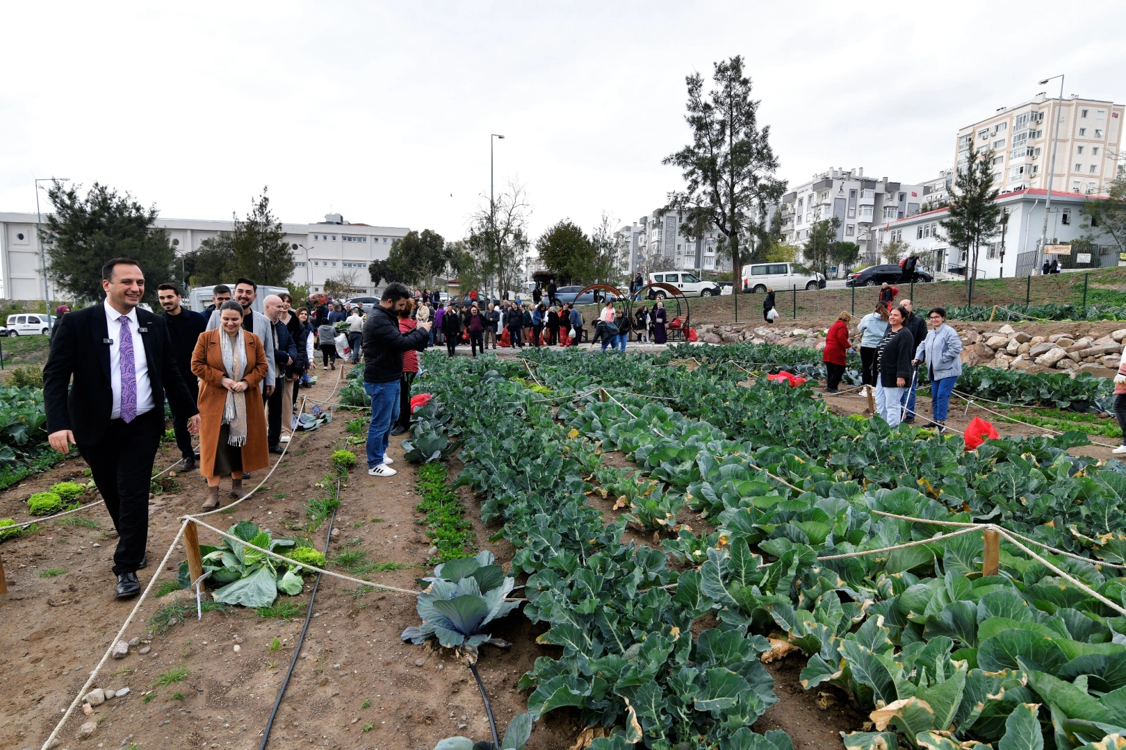 Bornova’da kadınlar kent bostanlarında kışlık hasadı tamamladı