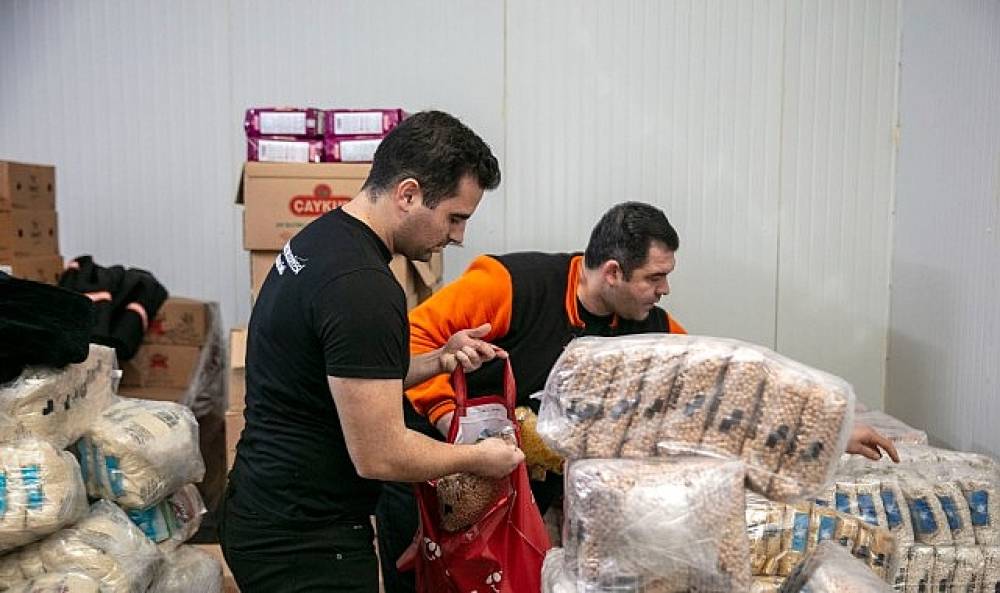 G&uuml;zelbah&ccedil;e Belediyesi 350 aileye Ramazan kolisi dağıttı