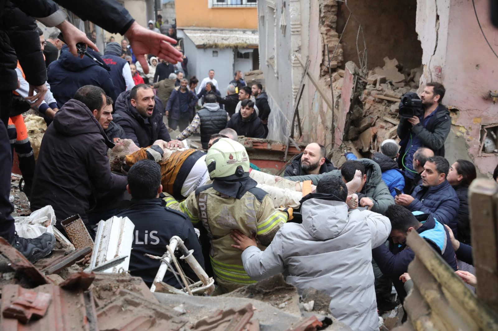 İstanbul Ayvansaray&rsquo;da bina &ccedil;&ouml;kt&uuml;: 1 &ouml;l&uuml;, 10 yaralı
