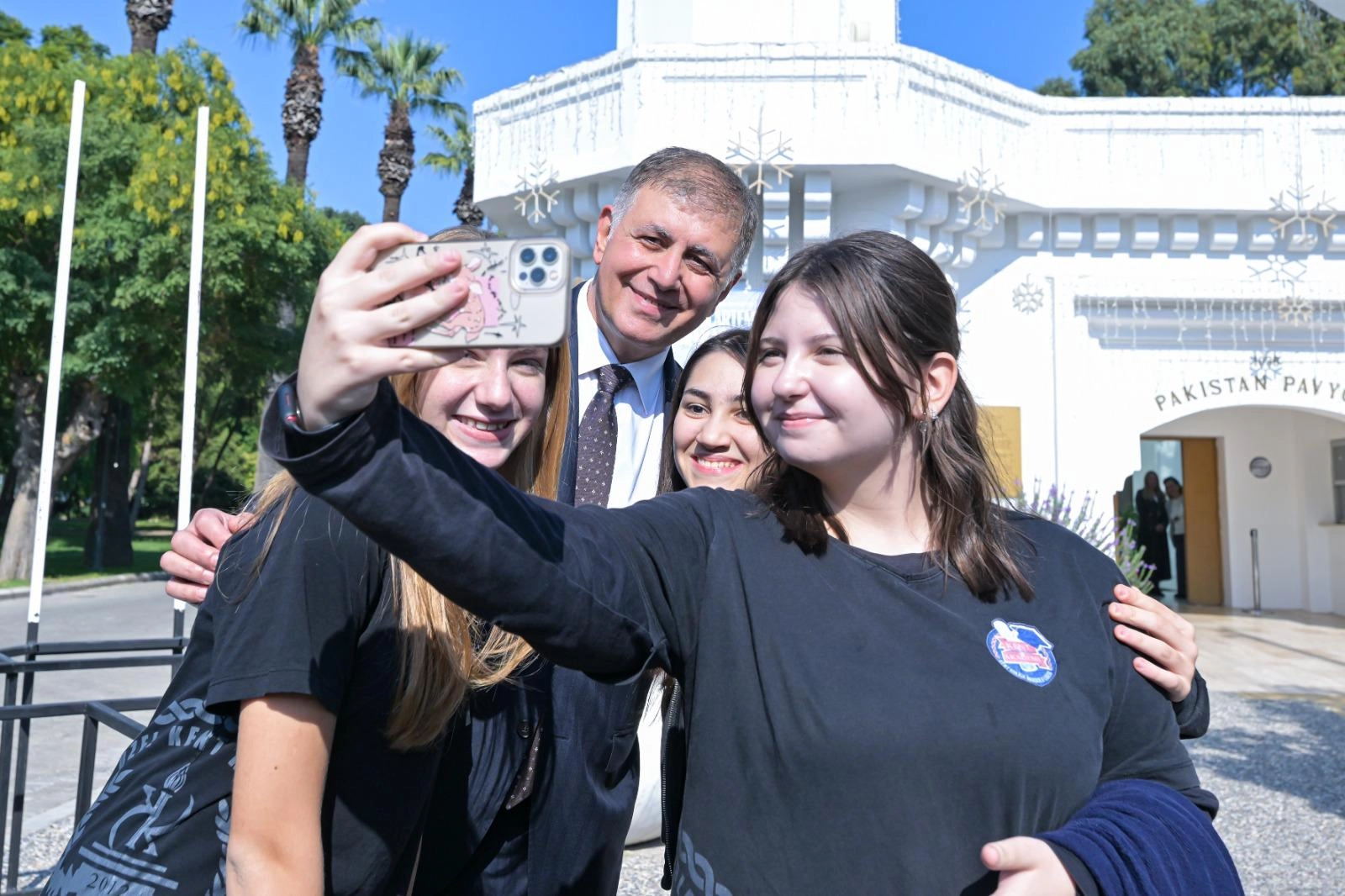 İzmir B&uuml;y&uuml;kşehir Belediyesi gen&ccedil;lere eğitim ve k&uuml;lt&uuml;r alanında &ccedil;ok y&ouml;nl&uuml; destek sunuyor