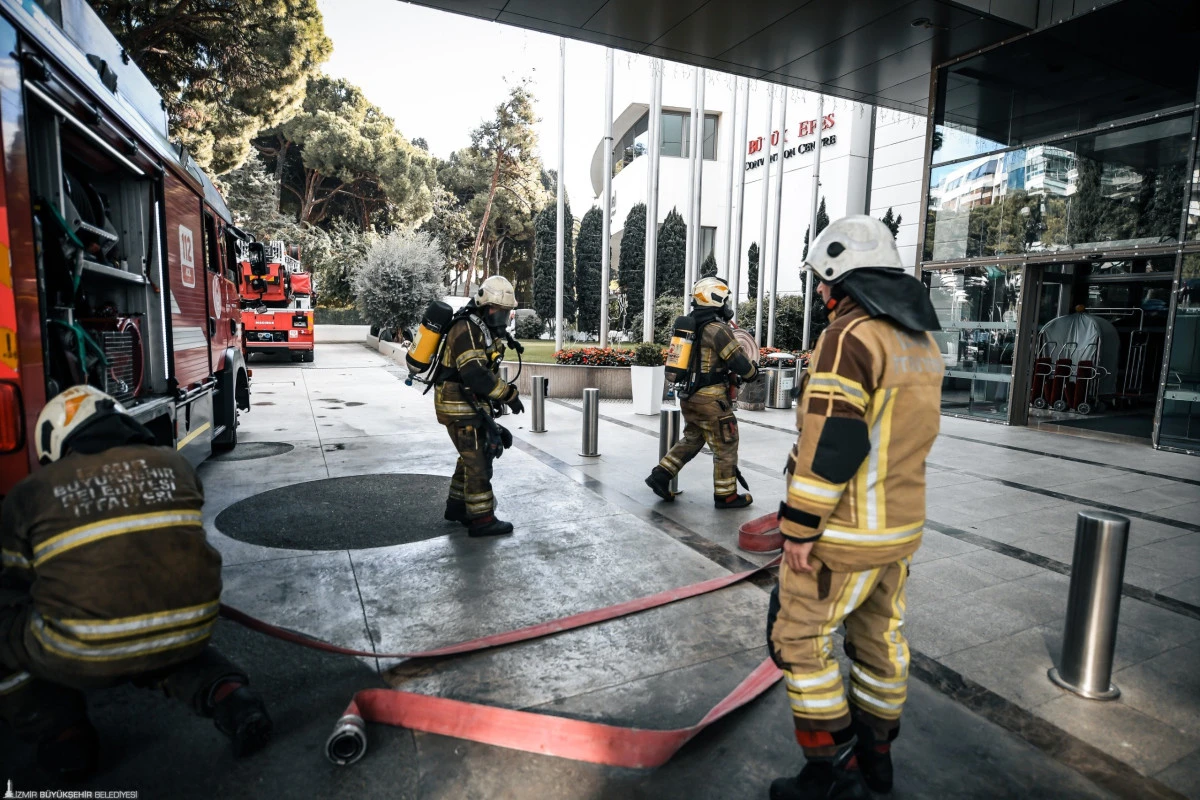 İzmir İtfaiyesi Swissotel’de Nefes Kesen Tatbikat Gerçekleştirdi