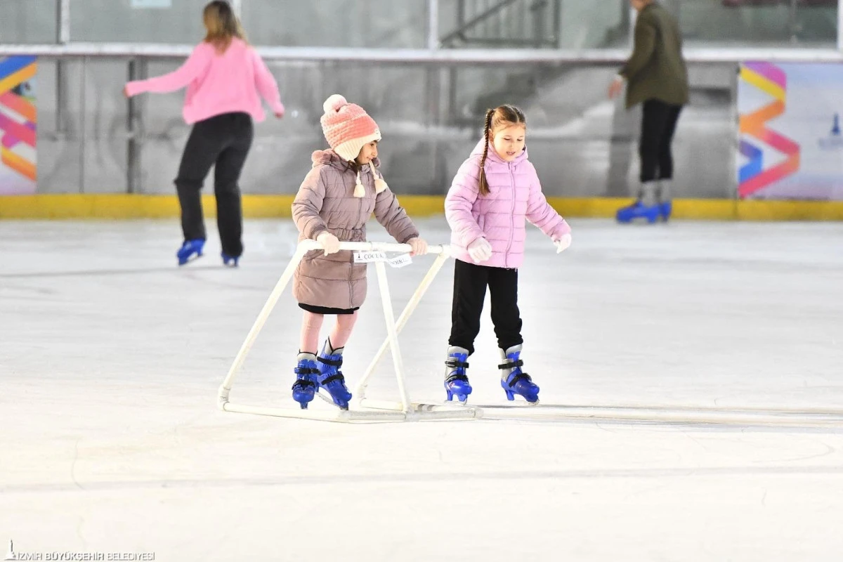 İzmir’de Kültürpark ve Bostanlı’ya buz pistleri kuruluyor