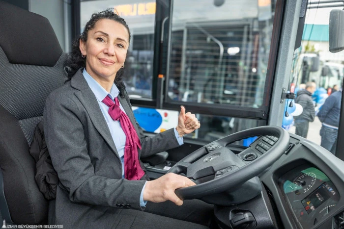 İzmir’de ulaşımda kadın devrimi hız kazanıyor
