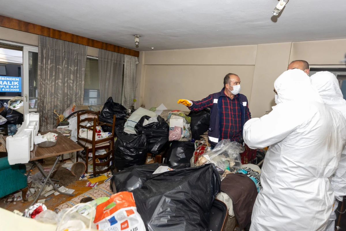 Konak Belediyesi’nden sağlığı koruyan çöp ev temizliği