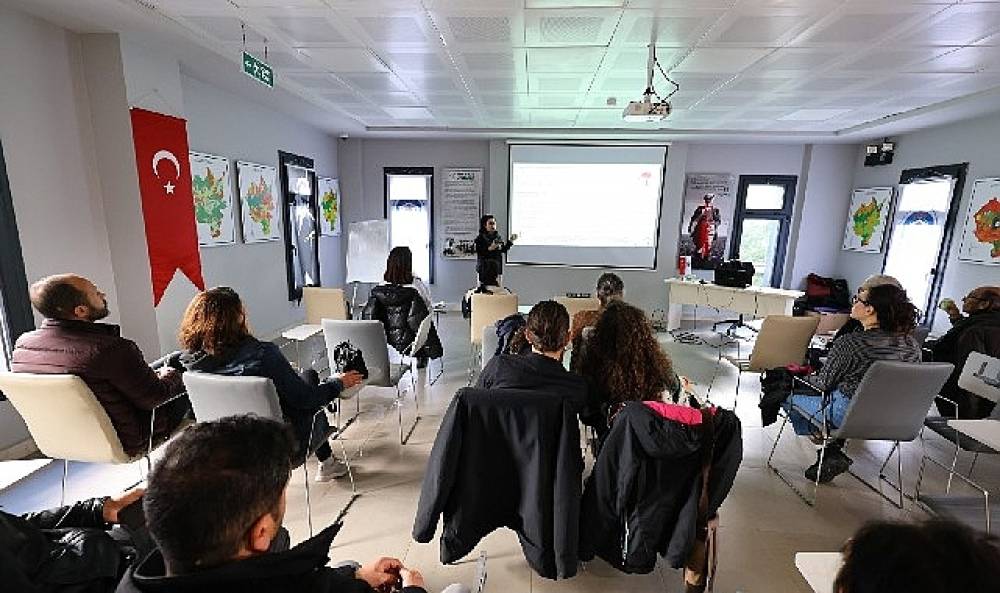 Efes Tarlası Yaşam K&ouml;y&uuml;&rsquo;nde mantar yetiştiriciliği eğitimi verildi