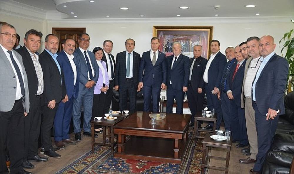 Deniz Yücel'e İzmir esnafından sıcak karşılama