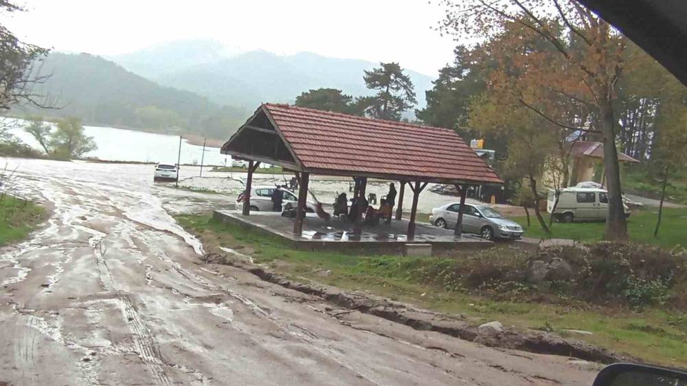 Artçı depremlerden kaçan Simavlılar soluğu Gölcük Yaylası’nda aldı
