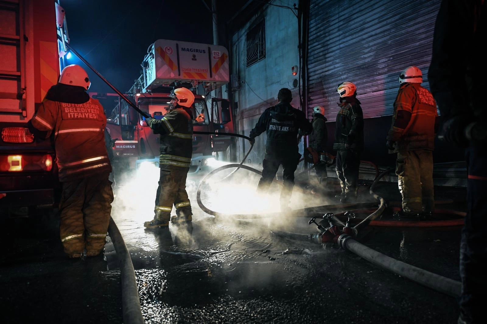 İzmir Buca&rsquo;daki mobilya at&ouml;lyesi yangını b&uuml;y&uuml;meden s&ouml;nd&uuml;r&uuml;ld&uuml;