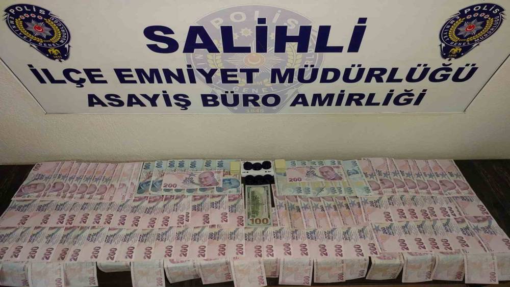Salihli’de aranan şahıslar kumar oynarken yakaladı
