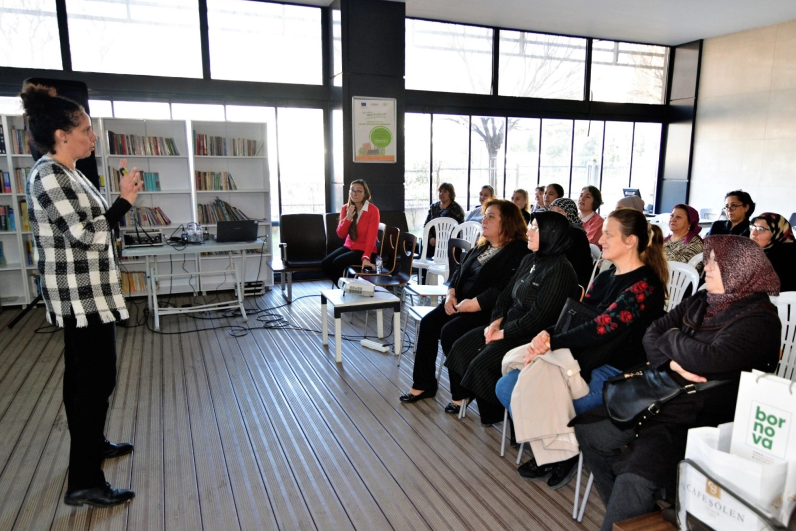 İzmir Bornova&rsquo;da kadınlar hem &uuml;retiyor hem bilin&ccedil;leniyor