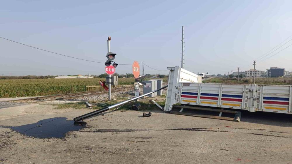 Turgutlu’da hemzemin geçitte kaza: Kamyonetin kasası koptu
