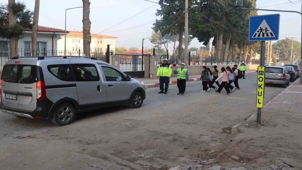 Manisa’da 34 okul önünde yaya geçidi denetimi yapıldı