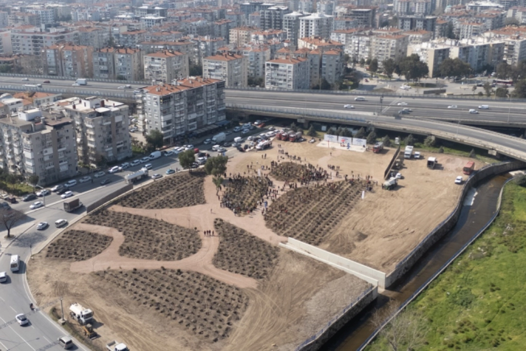 İzmir İtfaiyesi Korusu i&ccedil;in ilk fidanlar toprakla buluştu