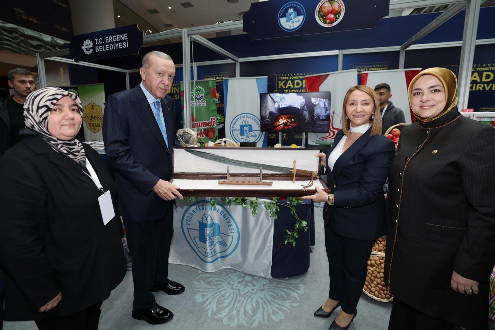 Erdoğan’a el yapımı kılıç takdimiyle gündem olan Zekiye Tekin zirvede öne çıktı