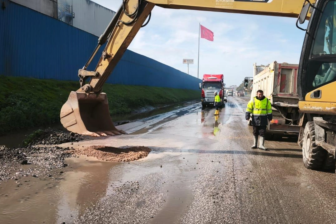 İzmir&rsquo;de yağış sonrası kapanan yollar ulaşıma a&ccedil;ılıyor