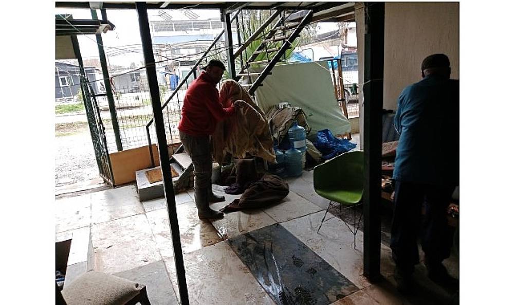 Menderes&rsquo;te su basan evlerde temizlik &ccedil;alışması başlatıldı