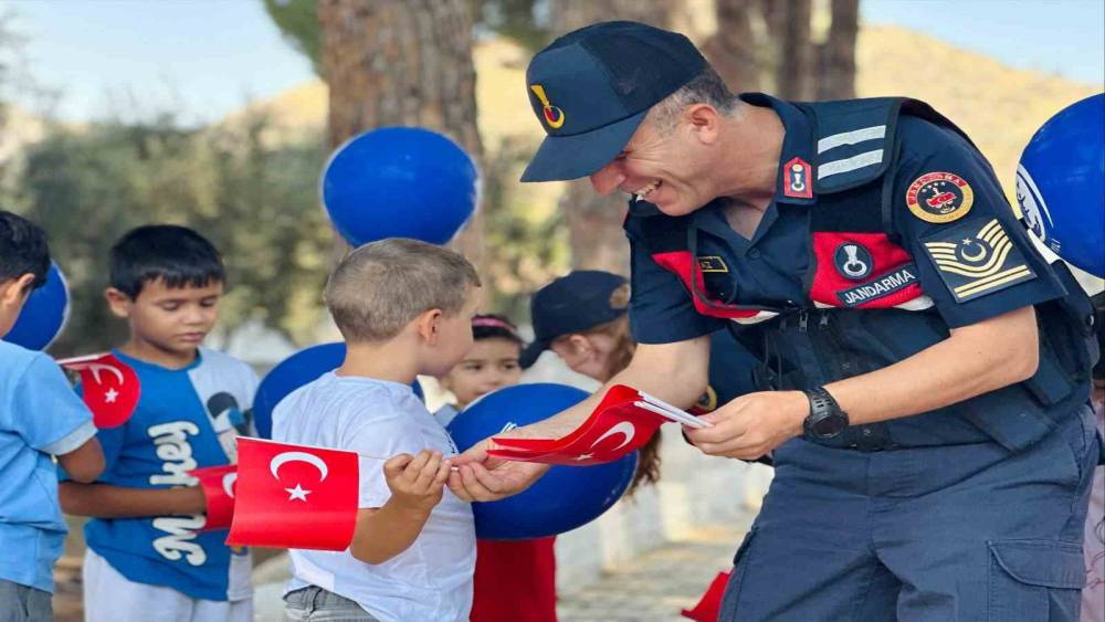 Öğrencilere Türk Bayrağı ve Kırtasiye Hediye Edildi
