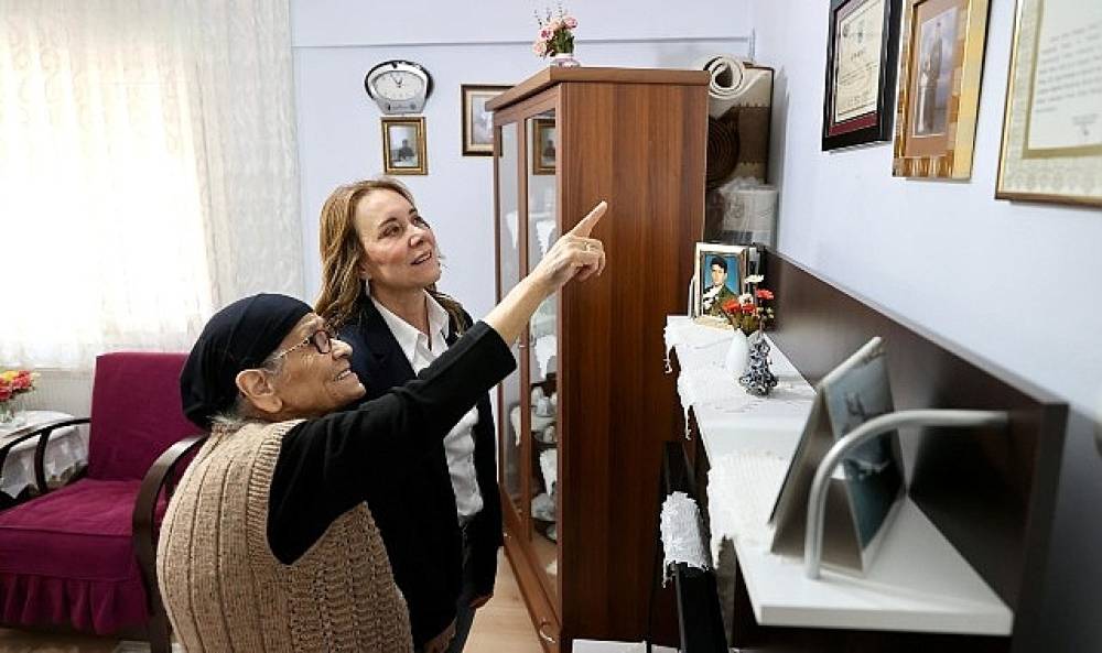 Konak Belediye Başkanı Nilüfer Çınarlı Mutlu'dan Anneler Günü'nde şehit annesine anlamlı ziyaret