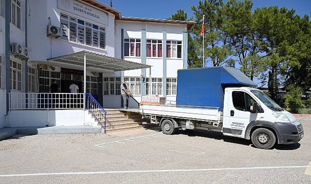 Kırtasiye malzemelerinin dağıtımı devam ediyor 