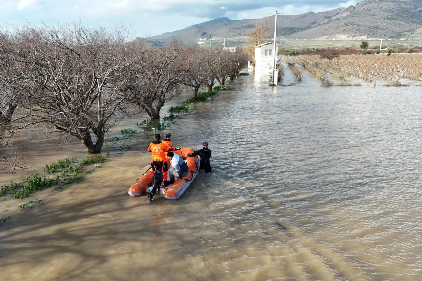 İzmir'de 50 yılda bir g&ouml;r&uuml;len meteorolojik tablo... Neden deniz y&uuml;kseldi?