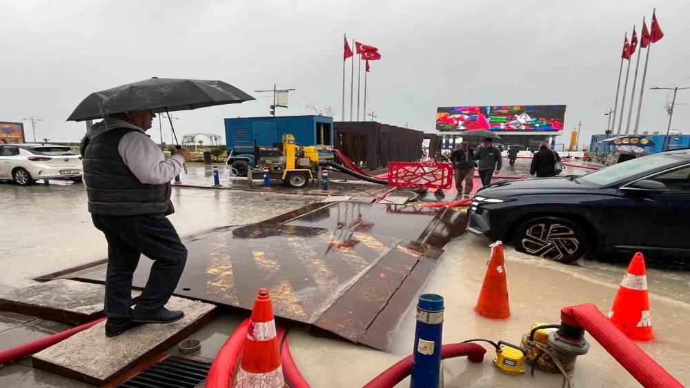 İzmir&rsquo;de &rsquo;Venedik&rsquo;i andıran manzaralar oluştu

