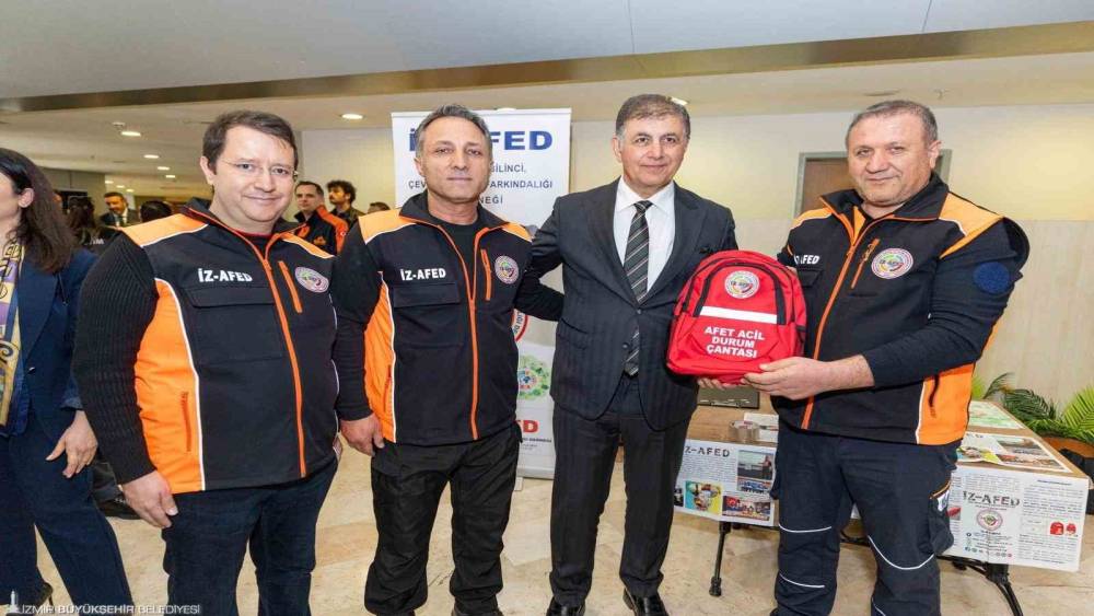 İzmir B&uuml;y&uuml;kşehir Belediye Başkanı Tugay: "Birden fazla yangın u&ccedil;ağı kiralamaya hazırız"
