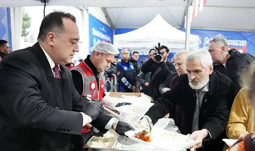 Manisa&rsquo;da Ramazan&rsquo;ın ilk iftarı Cumhuriyet Meydanı&rsquo;nda yapıldı