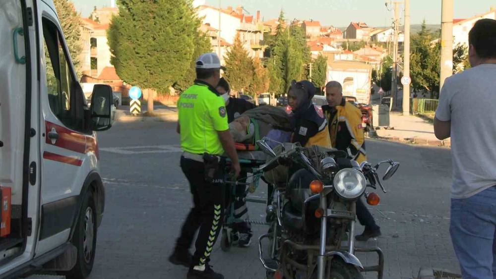 Tavşanlı’da kavşakta kaza: Motosiklet sürücüsü yaralandı