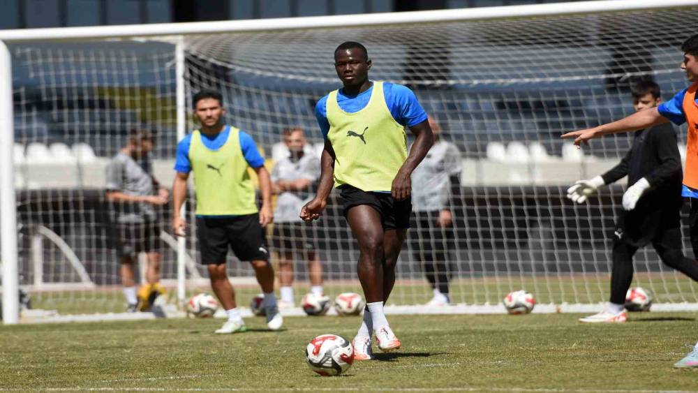 Manisa FK, Bandırma maçı öncesi son provasını yapıyor