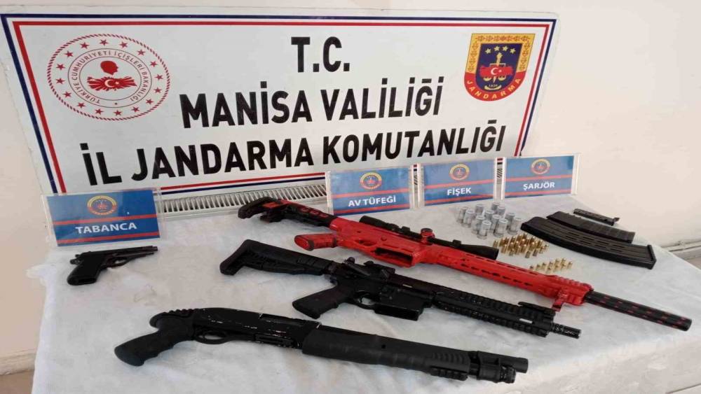 Manisa’da eğlence mekanlarında silah ele geçirildi, 2 kişi yakalandı
