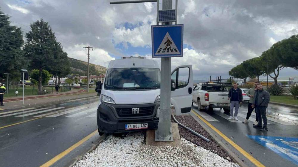 Minibüs direğe çarptı, sürücü yaralandı