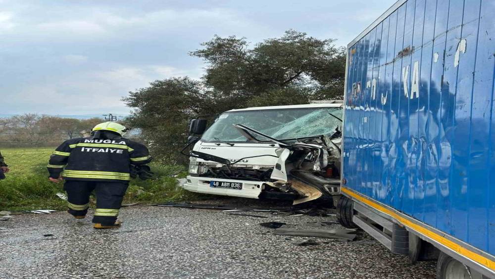 Milas&rsquo;ta iki kamyonet &ccedil;arpıştı: Yaralılar ara&ccedil;ta sıkıştı