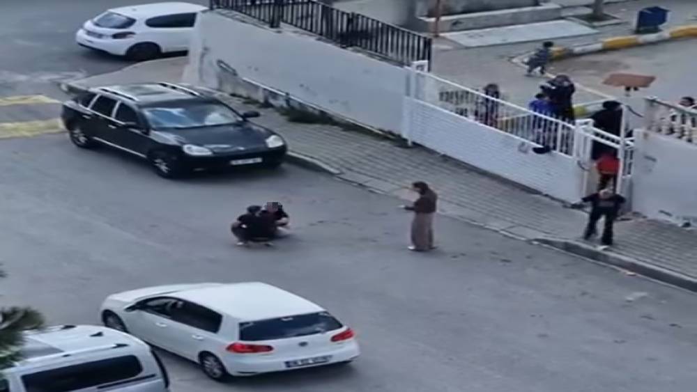 Bornova&rsquo;da sokak ortasında eşini darbeden kişi g&ouml;zaltına alındı