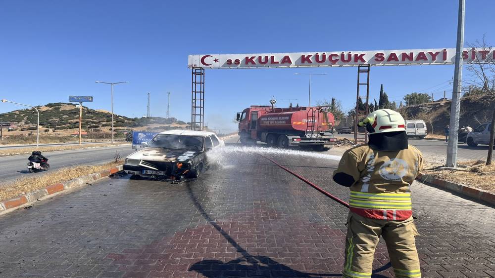 Seyir halindeki otomobil alev topuna döndü