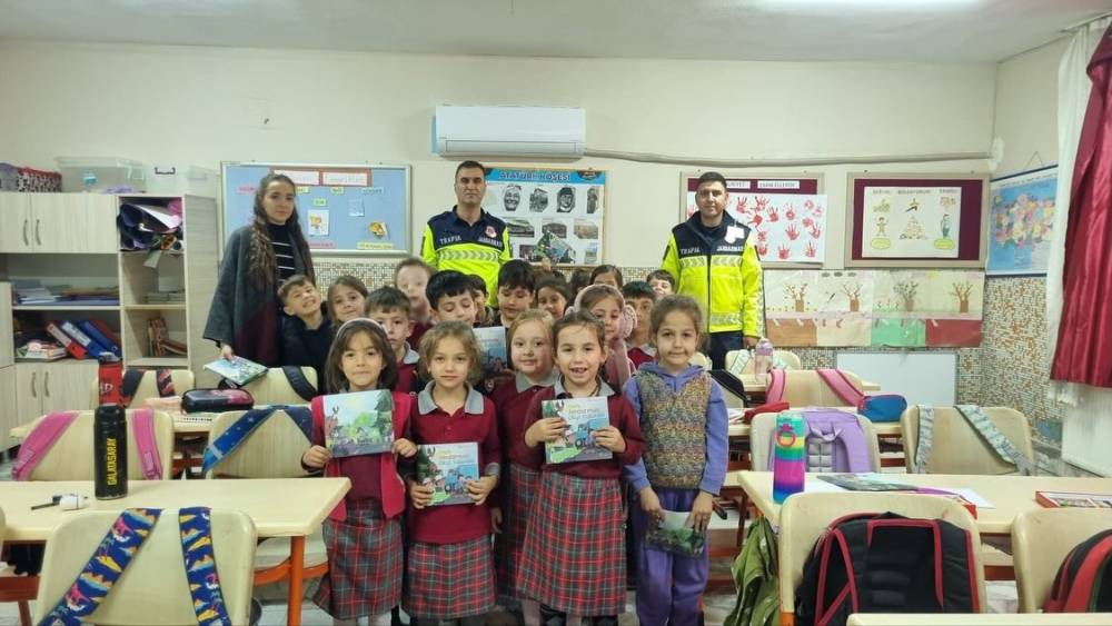 Salavatlı İlkokulu öğrencilerine jandarmadan trafik eğitimi
