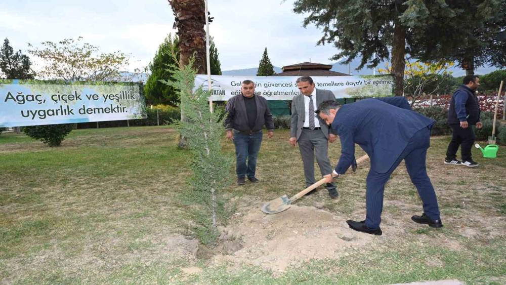Denizli Milli Eğitim &lsquo;Yeşeren Eller Hareketi Fidan Dikme&rsquo; kampanyası başlattı
