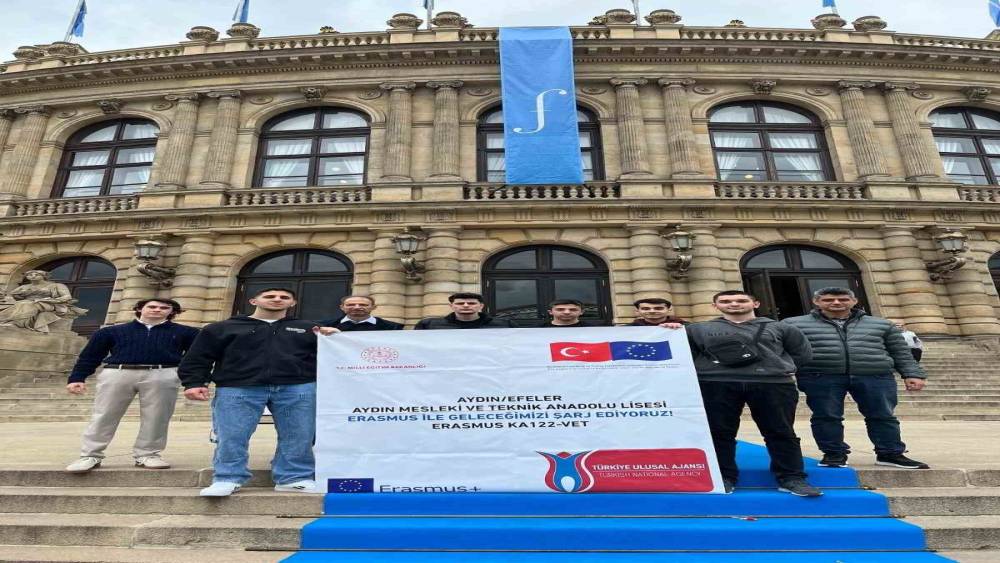 Aydınlı liselilerden elektrikli ara&ccedil; şarj istasyonu alanında uluslararası başarı
