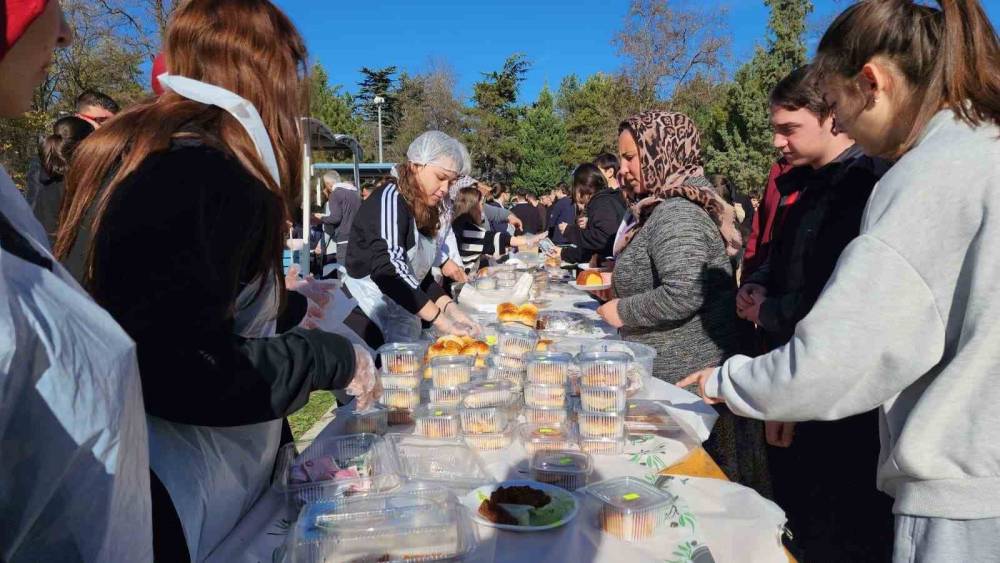 K&uuml;tahya Kılı&ccedil;arslan Anadolu Lisesi&rsquo;nden Gazze&rsquo;ye destek
