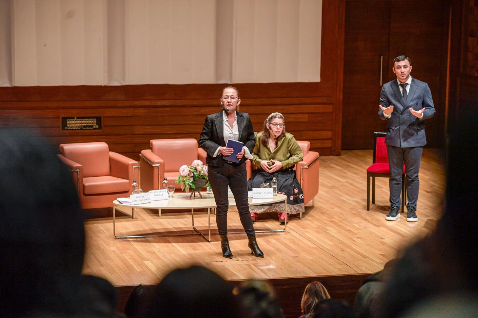 İzmir&rsquo;de kadın emeği ve engellilik panelde ele alındı