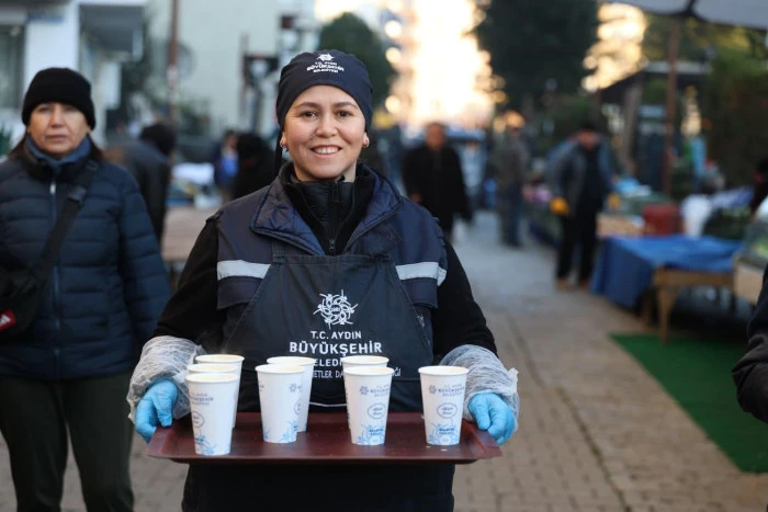 AK Parti&rsquo;li &Ccedil;er&ccedil;ioğlu, Soğuk Kış G&uuml;nlerinde Pazarcı Esnafını Yalnız Bırakmadı