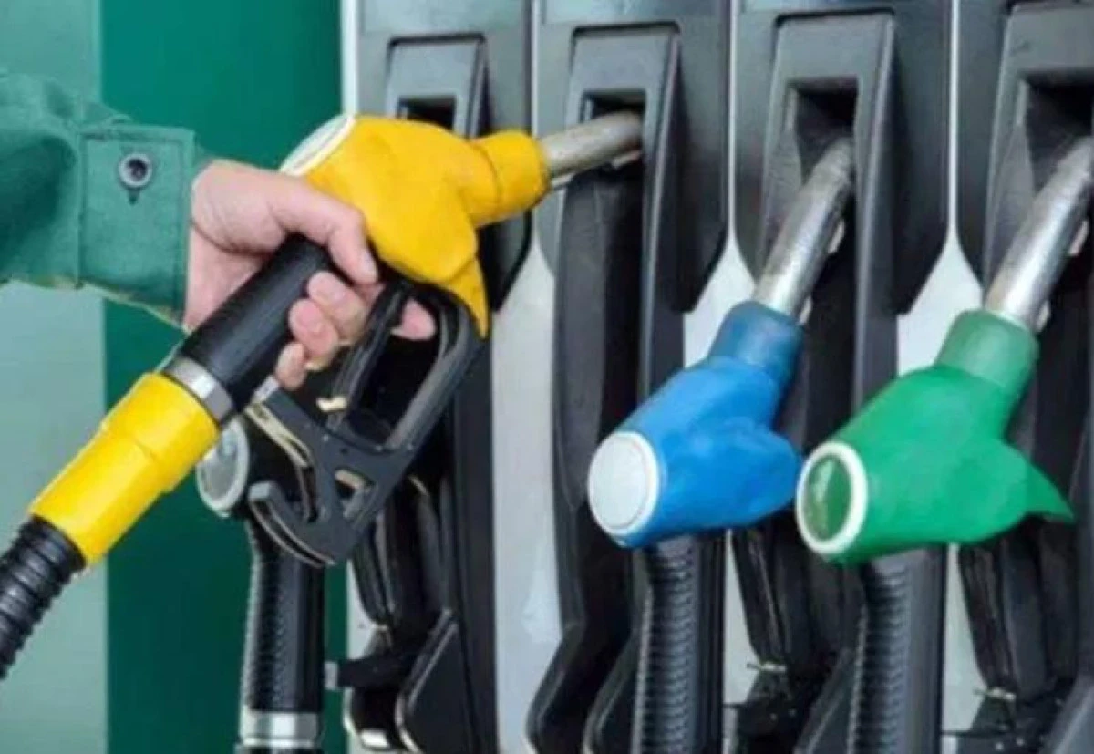 Akaryakıt fiyatlarında ters k&ouml;şe: Petrol sert d&uuml;şt&uuml; benzin ve motorine zam geldi