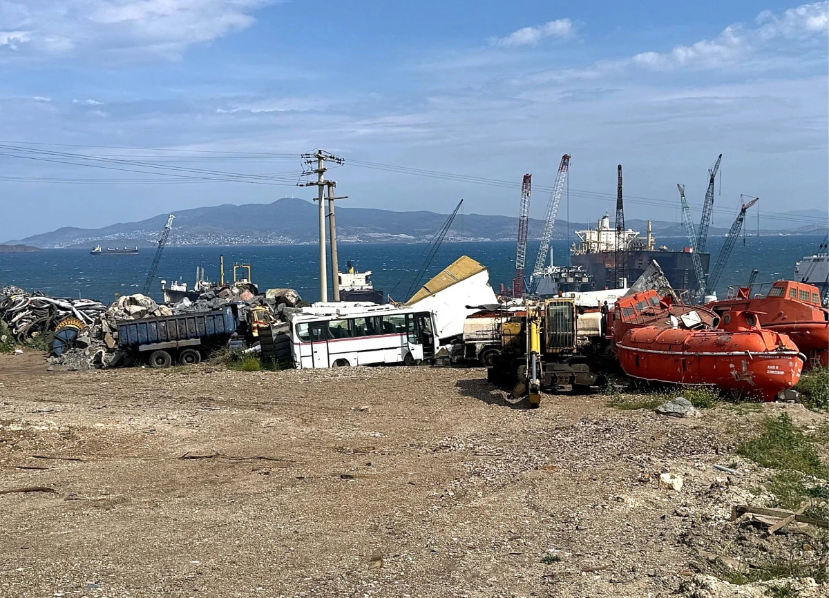 Aliağa Gemi Söküm Bölgesi’nde 15 bin ton tehlikeli atık tespit edildi