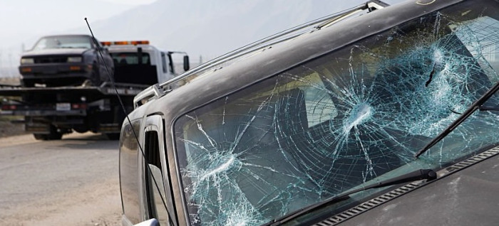 Alsancak'ta İlginç Kaza: Araç Bariyerlere Asılı Kaldı!