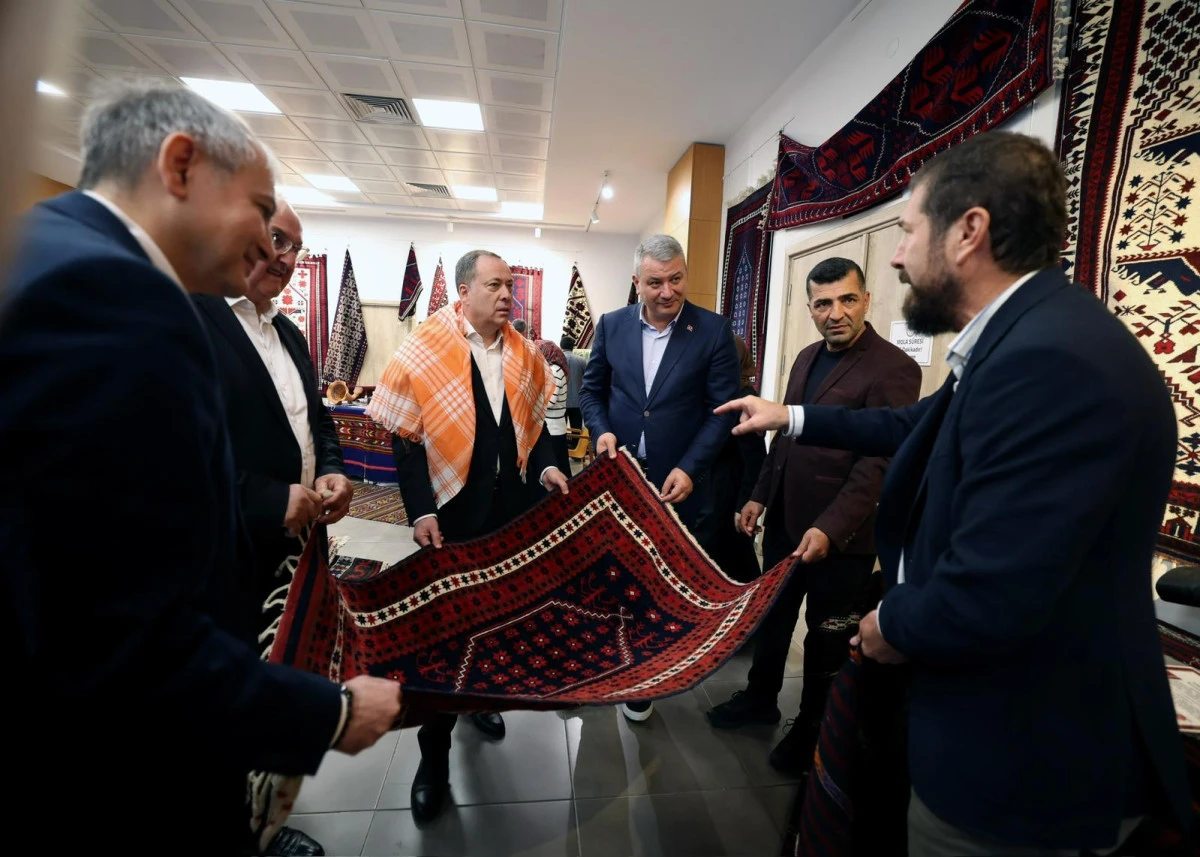 Anadolu’nun el dokuma halıları İzmirlilerle buluşuyor