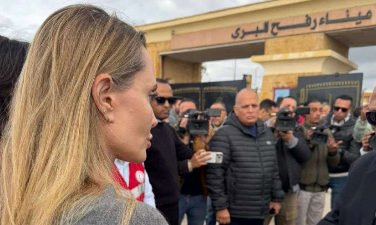 Angelina Jolie Gazze Sınırı&rsquo;nda yardım &ccedil;alışmalarını inceledi