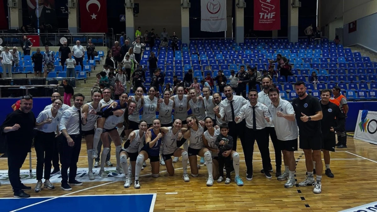 Aydın Büyükşehir Kadın Voleybol Takımı galibiyetle tanıştı