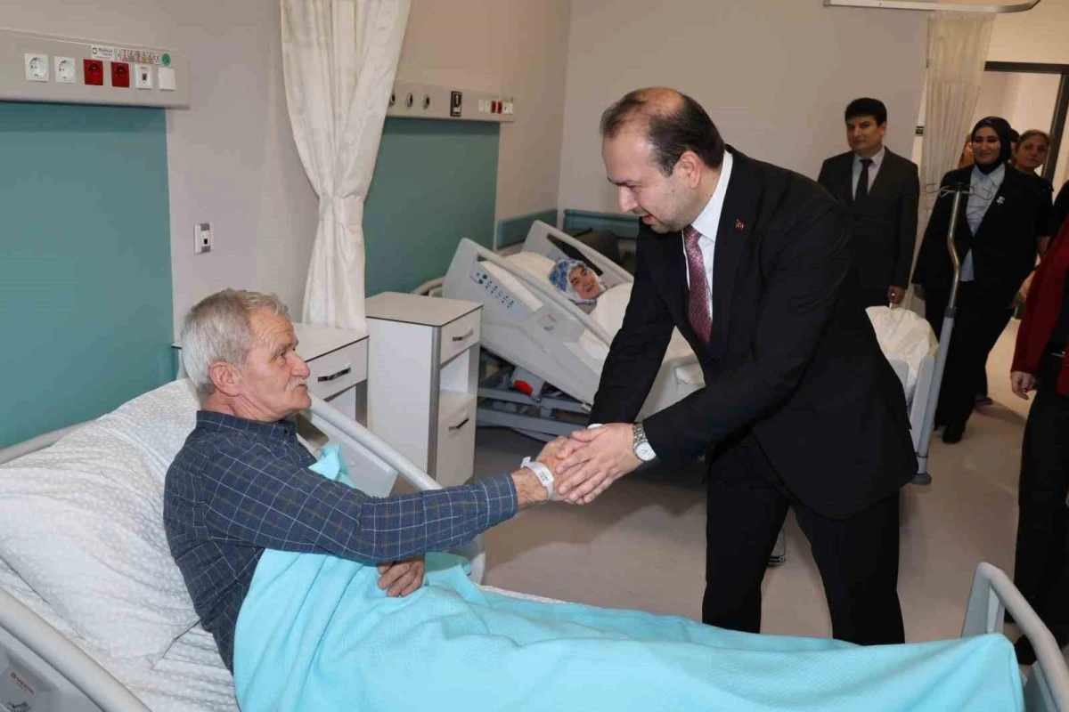 Aydın şehir hastanesinin İlk yatan hastalarını İl Sağlık M&uuml;d&uuml;r&uuml; şenkul ziyaret etti