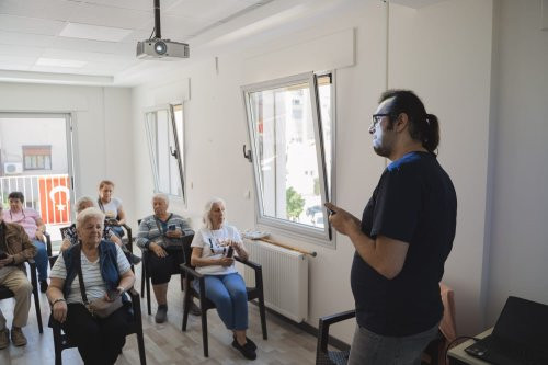 Balçova Belediyesi'nden mobil dolandırıcılara karşı eğitim