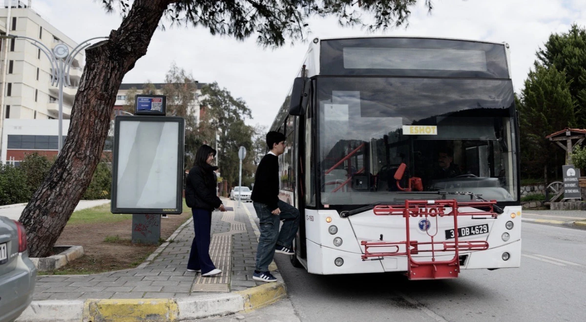 Bal&ccedil;ova Belediyesi&rsquo;nden &uuml;niversiteye hazırlanan gen&ccedil;lere ulaşım desteği