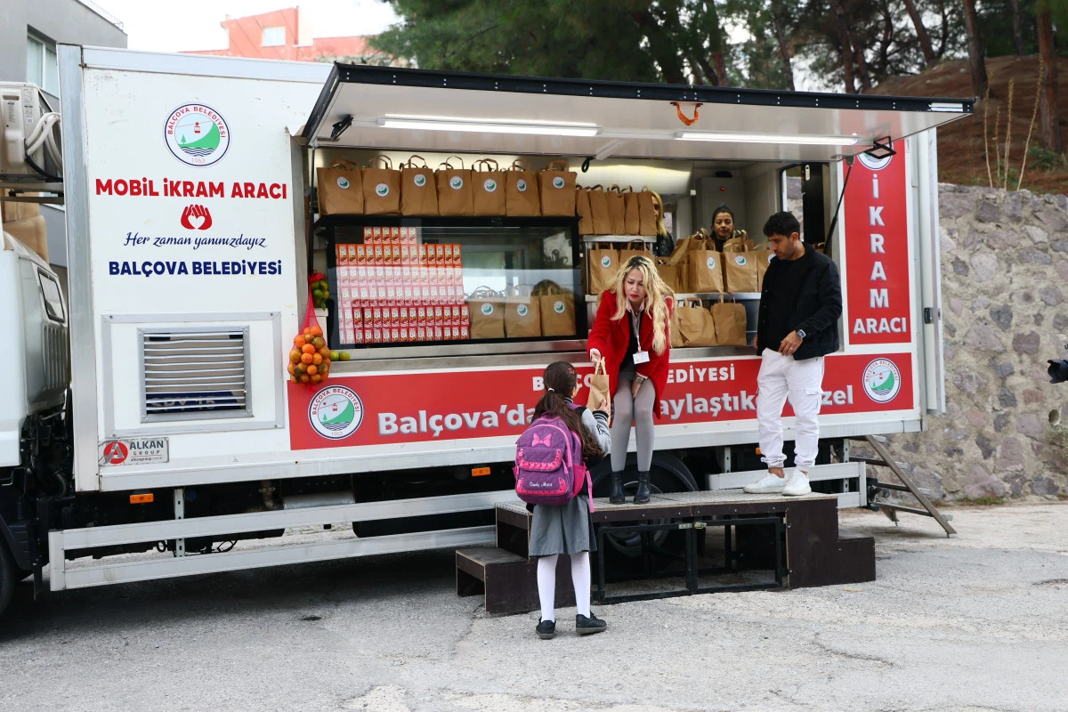 Balçova’da Öğrencilere Her Çarşamba Beslenme Çantası